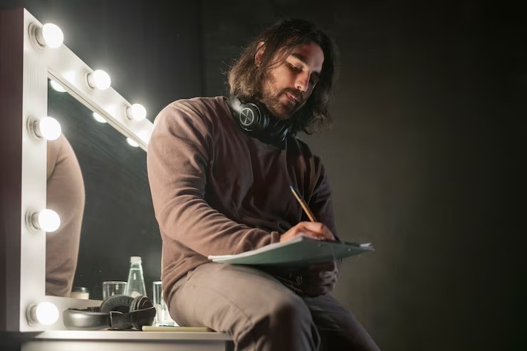 Director en su camarín, escribiendo el guion de su vida